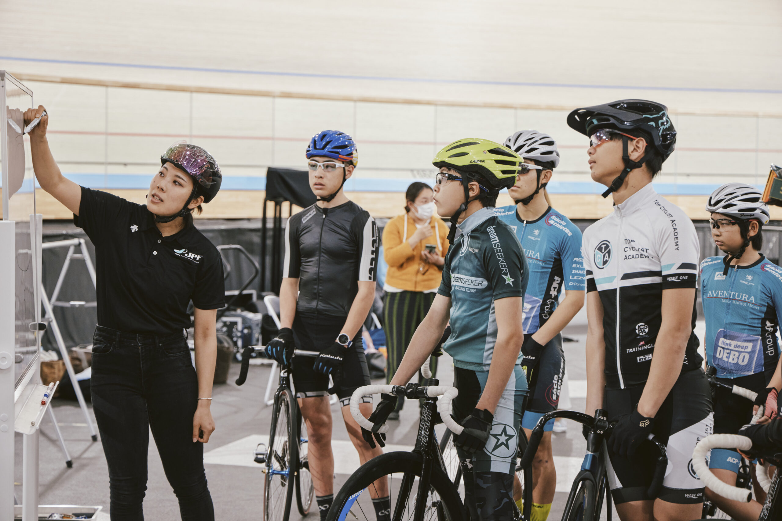 JPF社員・中村妃智が講師を務める自転車教室の様子