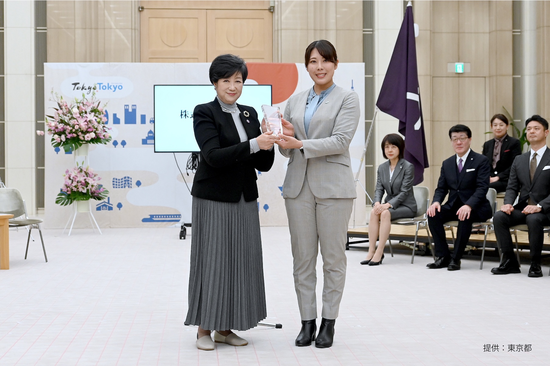2026年3月3日、東京都庁で行われた表彰式で小池百合子東京都知事より表彰を受けるJPF社員・中村妃智